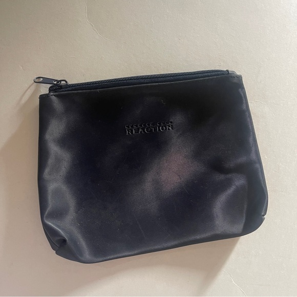 Kenneth Cole Reaction Men’s Toiletry Bag Navy Blue 9x7” - Picture 1 of 4